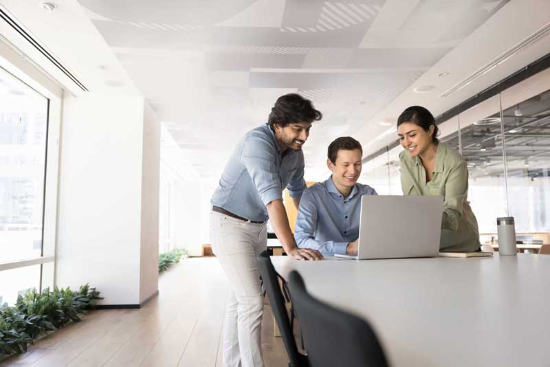 Trois personnes autour d'un ordinateur
