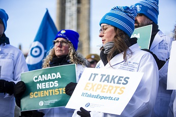 PIPSC federal scientists and researchers braced the cold on Friday Jan 16, 2026 to demonstrate on Parliament Hill against cuts to federal science and the broader public service. The rally was organized by the PIPSC Applied Science and Patent Examination Group (SP).