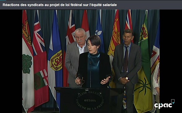 Debi Daviau et autres dirigeants syndicaux en conférence de presse sur la Colline du Parlement