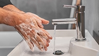 Un homme se lavant les mains